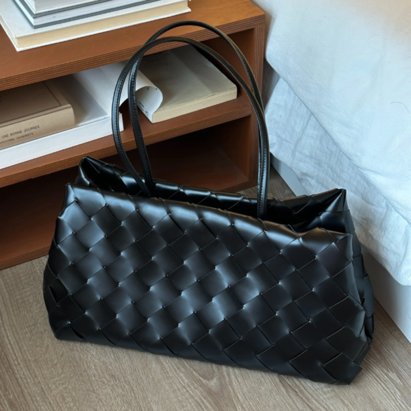 88.png Black Boston Bag Handmade Old Money-Style Top Handle in Tree-Waxed Cowhide with Quilted Weave | Vera